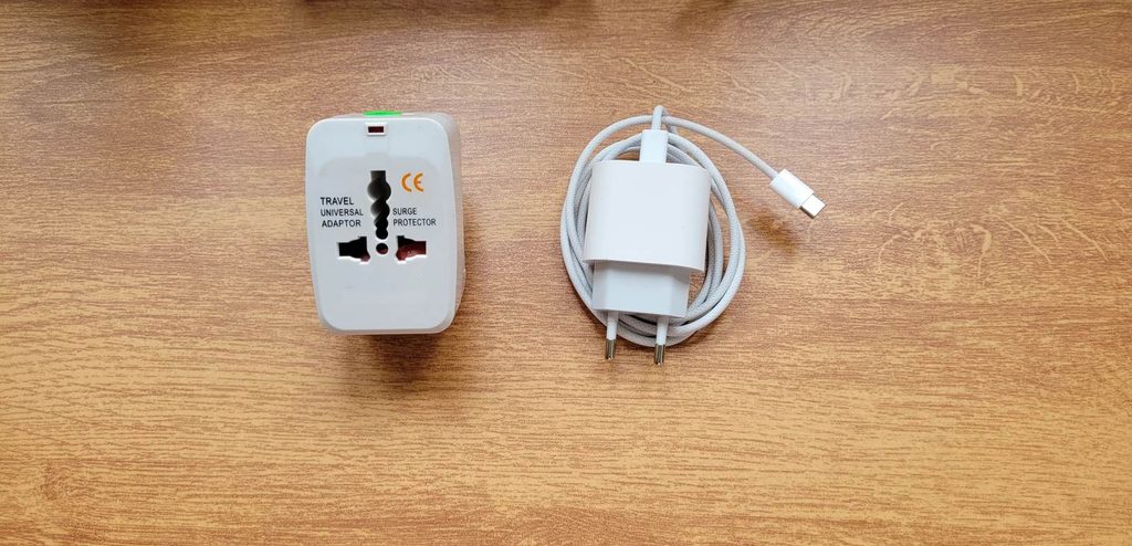 Adaptador universal de viaje y cargador con cable blanco