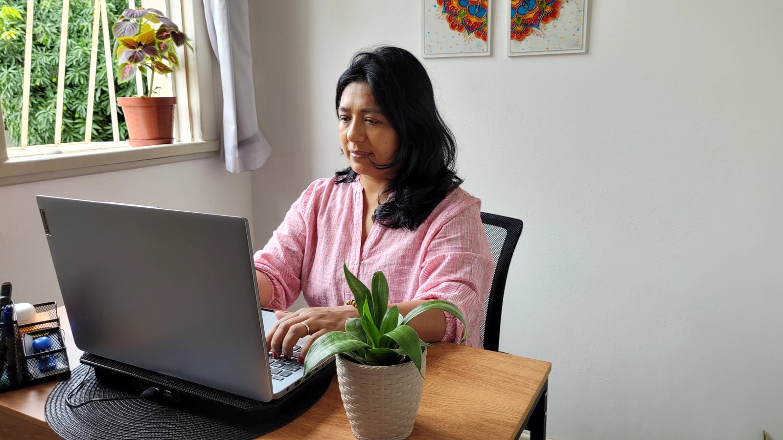 Nathalia trabajando en oficina sin fronteras
